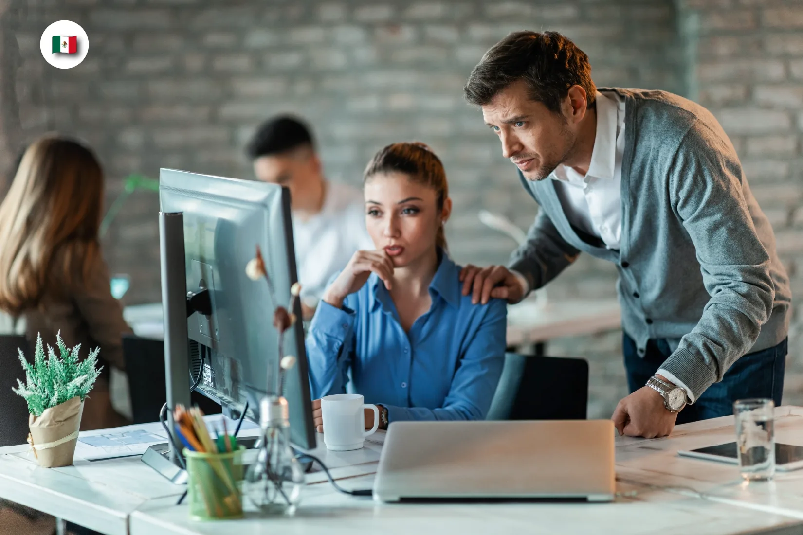 Líder acompañando a desarrolladora en proyecto de software, buen ambiente de trabajo colabora con la retención y fidelización del talento TI