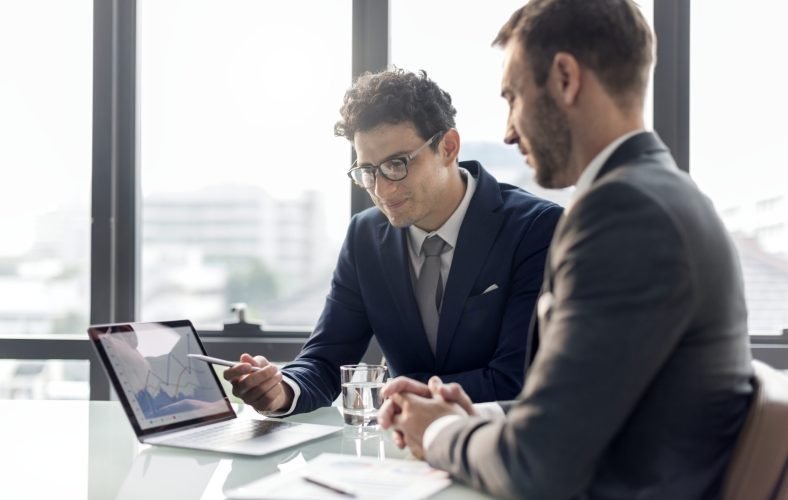 Representante de Ventas Tech en reunión con CEO, creando estrategias de ventas